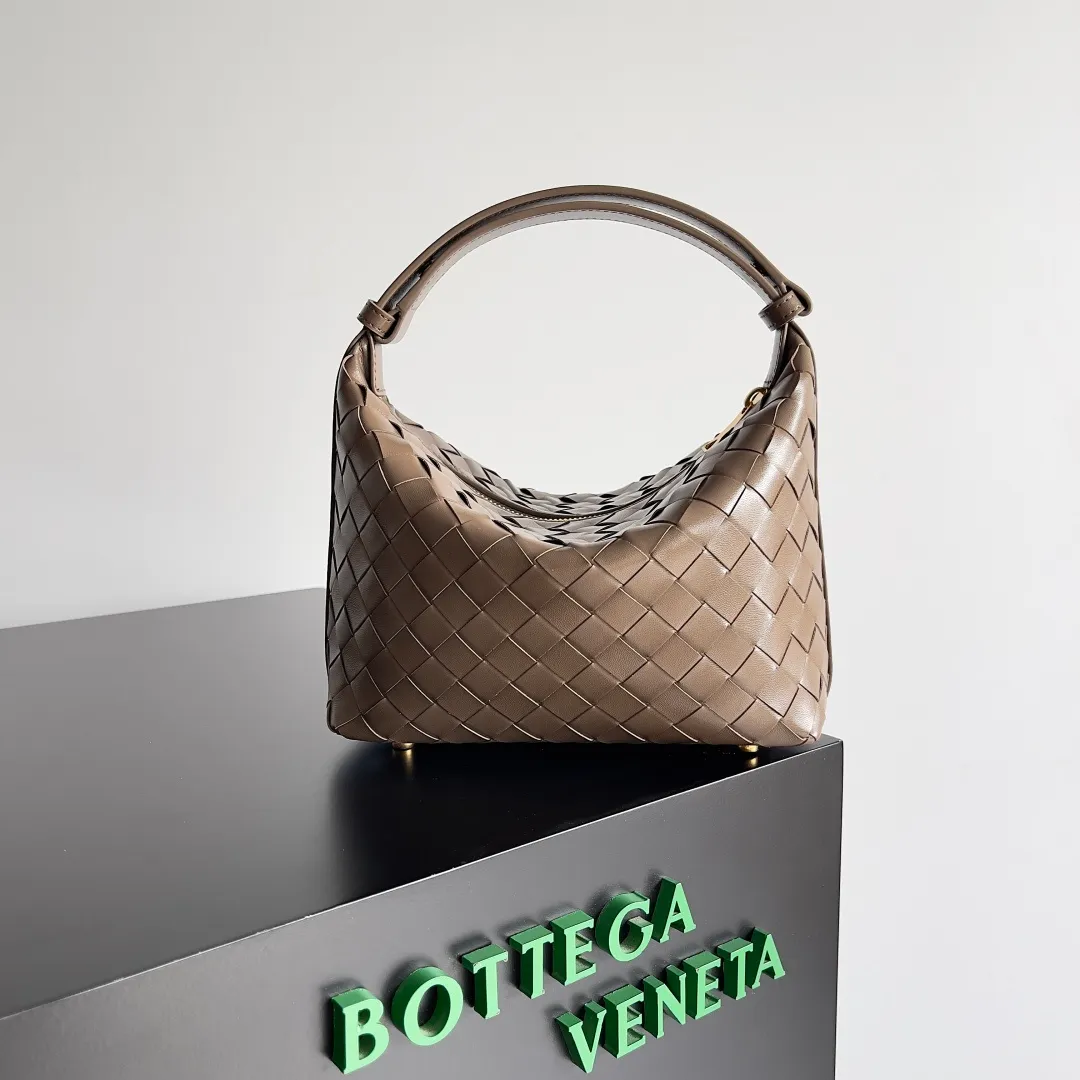 Batch 1360 It is predicted that BV Bottega’s lunch bag will be popular again this year. The entire bag is made of top nappa lambskin, which is very soft and lightweight. It also uses the intrecciato weaving process that the two founders spent several months developing from the beginning of the brand. It is completely hand-woven by Italian craftsmen. It perfectly reflects the craftsmanship of Bottega. The entire bag shape is also a very practical and popular lunch box bag type. The slightly curved arc of the bag mouth can also better fit our wrists. Style number: 754443 Size: 22*13*9